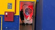 Rojo y blanco en la Bombonera: River ploteó el vestuario visitante