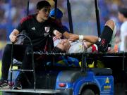 Maxi Meza se cayó solo y sufrió una lesión que preocupó a River en el primer tiempo del Superclásico contra Boca
