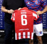 De Estudiantes para Miguel: el Pincha y un regalo especial para Nacho Russo, el hijo del emblema del club