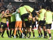 Con un penal imperceptible que marcaron Lobo Medina y el VAR en el tiempo de descuento, Aldosivi le ganó a Banfield y sueña con la permanencia