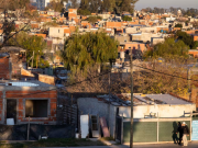 Casi el 50% de los hogares no accede a los servicios básicos