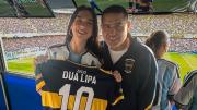 [Fotos] Dua Lipa asistió a La Bombonera y se llevó una camiseta de Boca personalizada