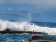 Filmaron la ola de la muerte: arrasó a varias personas, mató a una e hirió a nueve