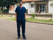 Se recibió y dejó la ciudad para ser uno de los dos médicos de un pueblo de 2.000 habitantes