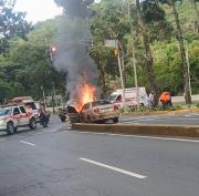 Tres vehículos se incendian en distintas zonas de Caracas: esto se sabe