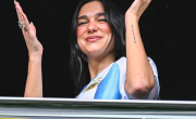 Dua Lipa habló tras ver el Superclásico en la Bombonera y contó lo que vivió: La gente