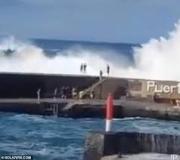 Mueren turistas arrastrados por olas gigantes en Tenerife, Islas Canarias
