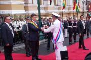Presidente Rodrigo Paz asume como Capitán General de las Fuerzas Armadas y pide defender la economía nacional