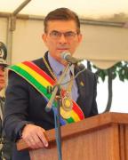 FFAA rinden honores a Rodrigo Paz en Sucre y le entregan la Gran Cruz de la Orden