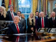 Estados Unidos: ocho legisladores demócratas que enfrentaron a su partido en el Senado, clave para que el Congreso empiece a poner fin al cierre del gobierno