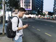 Qué significa caminar con el celular en la mano, según la psicología