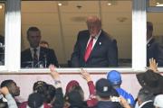 Trump recibe impresionante abucheo en el partido de la NFL, donde tomó juramento a miembros de las FF.AA. (+Video)