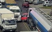 Un auto quedó atrapado entre dos camiones en el límite de La Plata y Ensenada