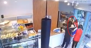Video: así fue el violento ataque a una moza de La Plata tras el robo en una cafetería