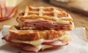 La receta fácil y económica de los waffles de papa con jamón y queso