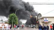 Incendio en Bahía Blanca en las instalaciones de un hipermercado destruido por las inundaciones