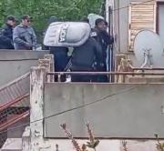 Violento enfrentamiento en Viedma: intervención policial deja cuatro heridos y dos detenidos en el Inalauquen