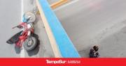 Motociclista transitaba sobre el puente, impactó contra el cordón, salió despedido y cayó sobre el asfalto