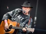 Neil Young cumple 80 y sigue más gruñón que nunca: el cantautor que pasó del folk al rock criticó a Spotify, Amazon, las vacunas y Trump