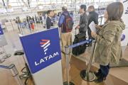 Más de 460 pilotos de Latam van a huelga y empresa adopta medidas para evitar impacto en los vuelos