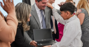 Orrego entregó 2.345 netbooks a alumnos de Rivadavia y confirmó lo que sigue para 2026