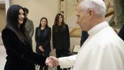 Laura Pausini le regala una canción inédita a León XIV en un encuentro en el Vaticano