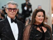 De la atracción instantánea a la mutación del dolor: el amor larga duración de Pierce Brosnan y Keely Shaye