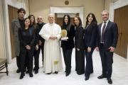 Laura Pausini le regala una canción inédita a León XIV en un encuentro en el Vaticano