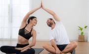 Esta postura de yoga mejora la vida y apetito sexual en pareja, según expertos