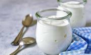 Los mayores de 50 años tienen que empezar a consumir más yogur, según expertos