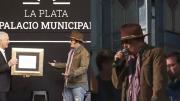 Johnny Depp saludó a sus fans en la Plaza Moreno, tras ser reconocido como visitante ilustre en La Plata