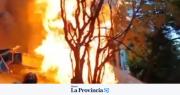Explosión y fuego por una fuga de gas: las llamas se extendieron varios metros
