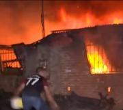 Voraz incendio consume una fábrica de colchones