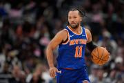 Alarma en NY: Jalen Brunson sale en muletas tras lesión en el tobillo derecho