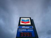 Chevron dice que podría acelerar sus inversiones en Argentina, pero que por ahora las mantendrá al ritmo de las reformas de Milei