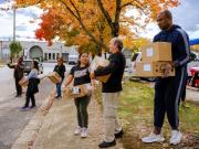Filas en el banco de alimentos, multimillonarios en la Casa Blanca