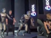 El video del papelón: así fue la caída en vivo del primer robot humanoide ruso