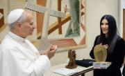 Laura Pausini emocionó al papa León XIV con una canción inédita y recibió un premio histórico en el Vaticano