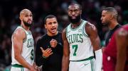 Misterio en la NBA: por qué los rivales del Boston Celtics aparecían con manchas negras en sus camisetas