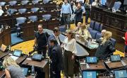 Fin de año complicado: preocupación por el pago del aguinaldo y negociaciones en la Legislatura bonaerense