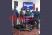En allanamiento, la Policía detuvo a dos sujetos y recuperan una moto robada