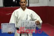 El licenciado Marcelo “Chato” Cisneros recibió el certificado de 6º Dan de Karate-Do