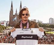 La verdad sobre la foto viral de Johnny Depp con la camiseta de Gimnasia