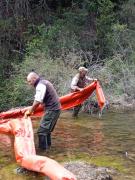 En fotos: así fue el operativo de remediación en el arroyo Guillelmo, tras la caída de un auto desde la Ruta 40