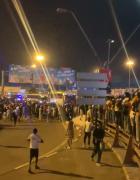 Locura por Messi en Angola: la gente corrió detrás del micro para verlo pasar