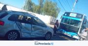 Fuerte choque entre un auto y un colectivo en Capital