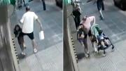 Video: un hombre atacó a patadas a una nena de 6 años en plena calle