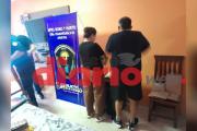 Allanan la casa de un comerciante por estafa y lo detienen junto a su esposa