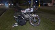 Motociclista impacta contra la parte trasera de un vehículo; tres personas quedan heridas de gravedad
