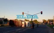 Un camión frigorífico volcó y complicó el tránsito en Camino Centenario